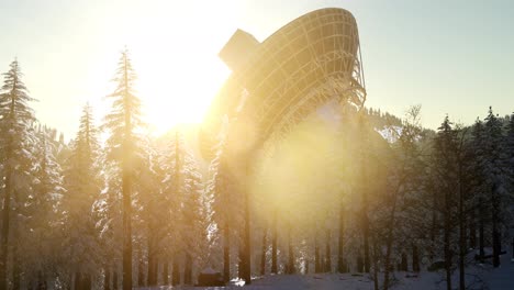 Das-Observatorium-Radioteleskop-Im-Wald-Bei-Sonnenuntergang